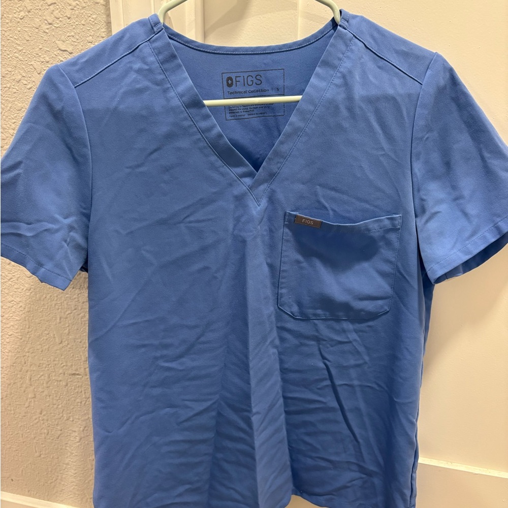 Figs Women’s Short Sleeve V-Neck Tee in Ceil Blue